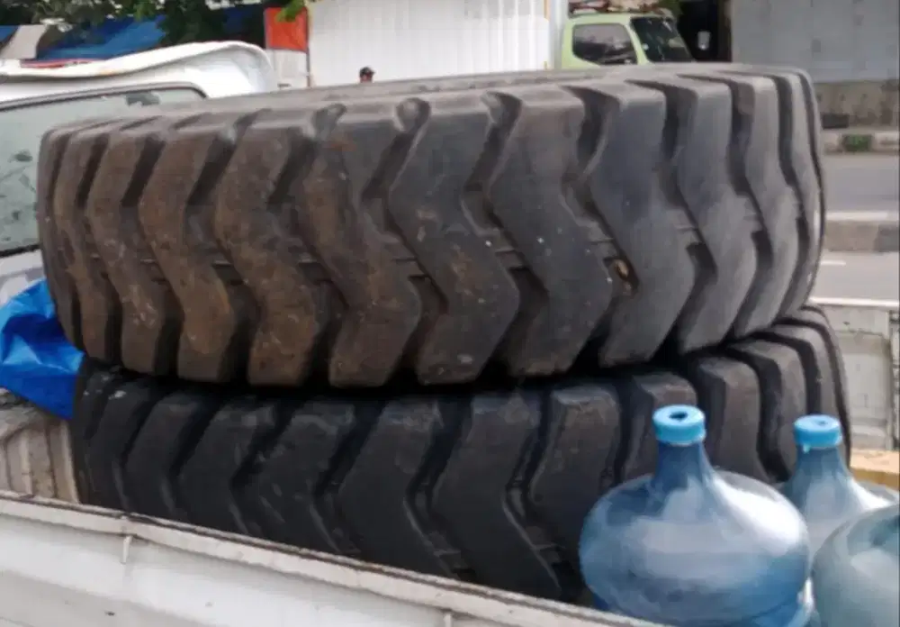 Ban loader truk alat berat