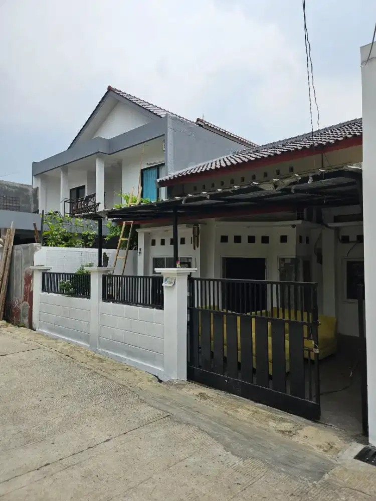 Dikontrakan Tahunan Rumah Besar, akses toll, Garasi 1 mobil dan Motor