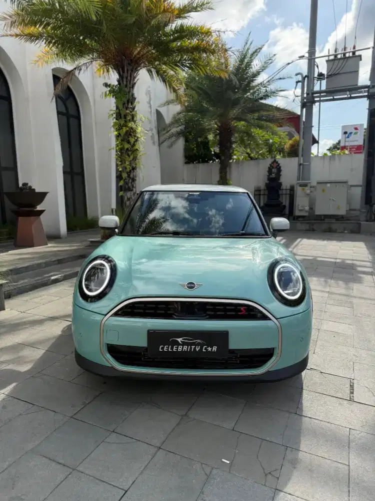 KM 2000 an Mini Cooper S 3 Door 2.0L Blue Light 2024