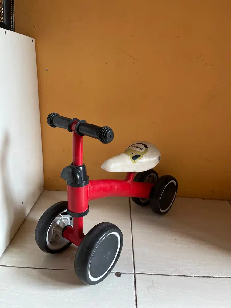 Sepeda anak balance bike merek i-one warna merah