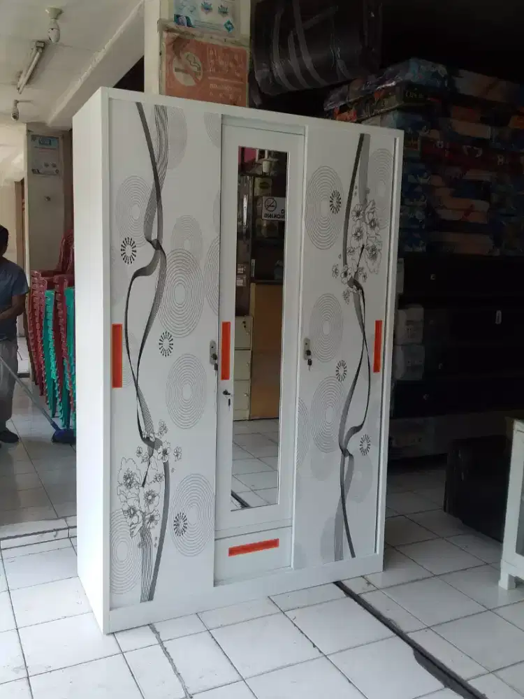 lemari besi 3 pintu