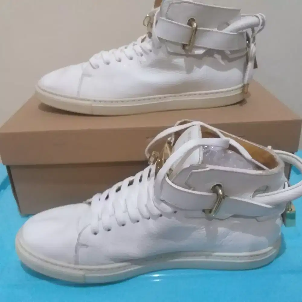 Dijual cepat sepatu merk BUSCEMI MADE IN ITALY PUTIH SIZE 40