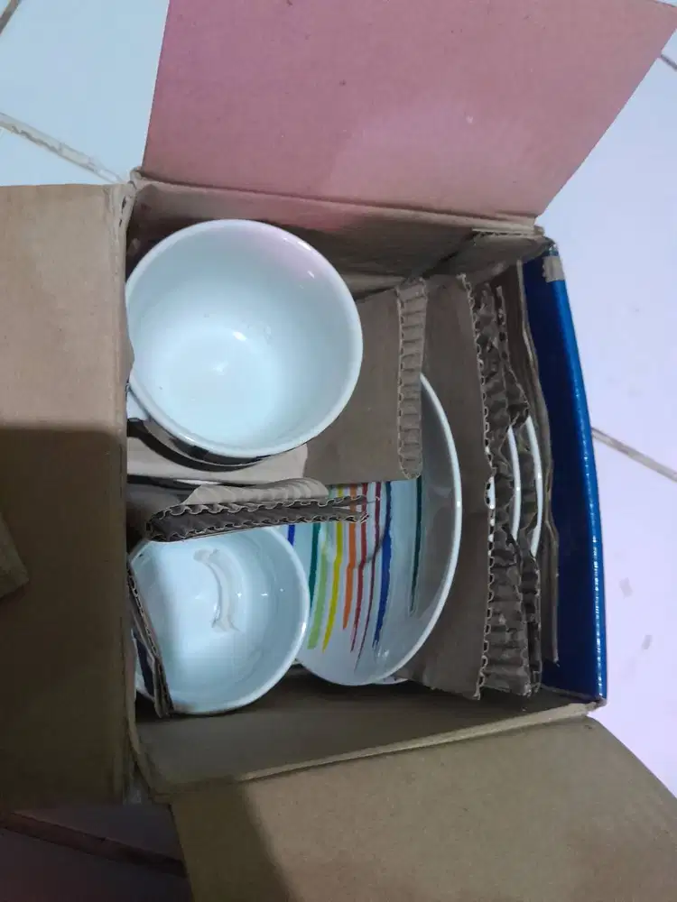 Cangkir dan tatakan