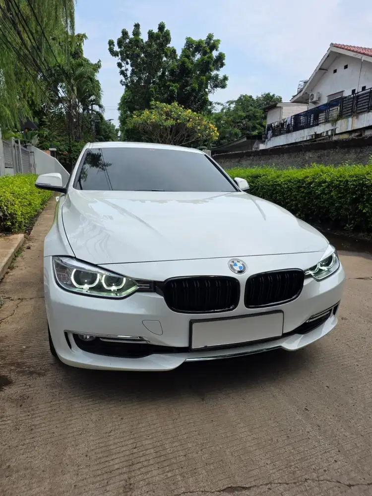 BMW 320i th 2013 luxury low odo