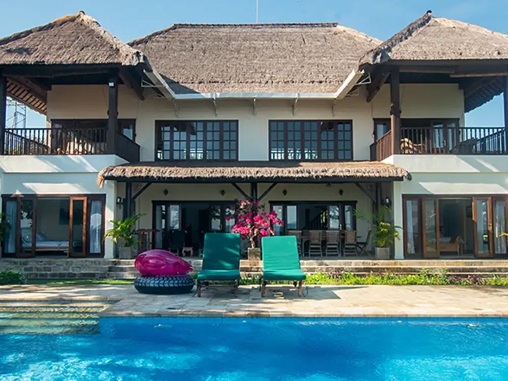 HP-B04 Villa Tepi Pantai, 2 lantai dengan 4 kamar tidur, 1400m2, SHM di Dencarik, Buleleng
