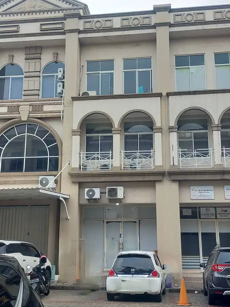 Di Jual Cepat dibawah harga Pasaran Ruko 3 lantai di Rose Garden