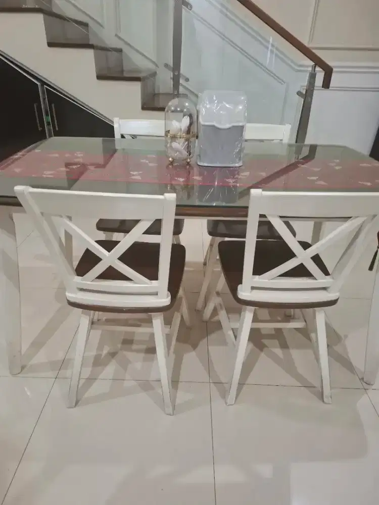 Meja makan minimalis