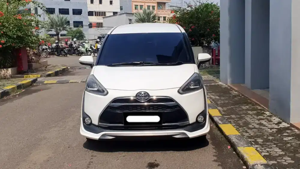 Toyota sienta q cvt matic 2017 putih pajak panjang