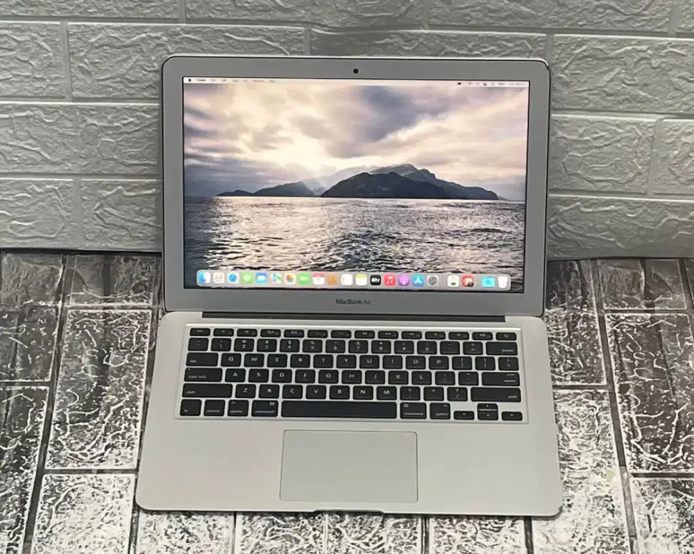 Macbook Air (Retina, 13-inch, 2017)  Ram 8GB SSD 128GB