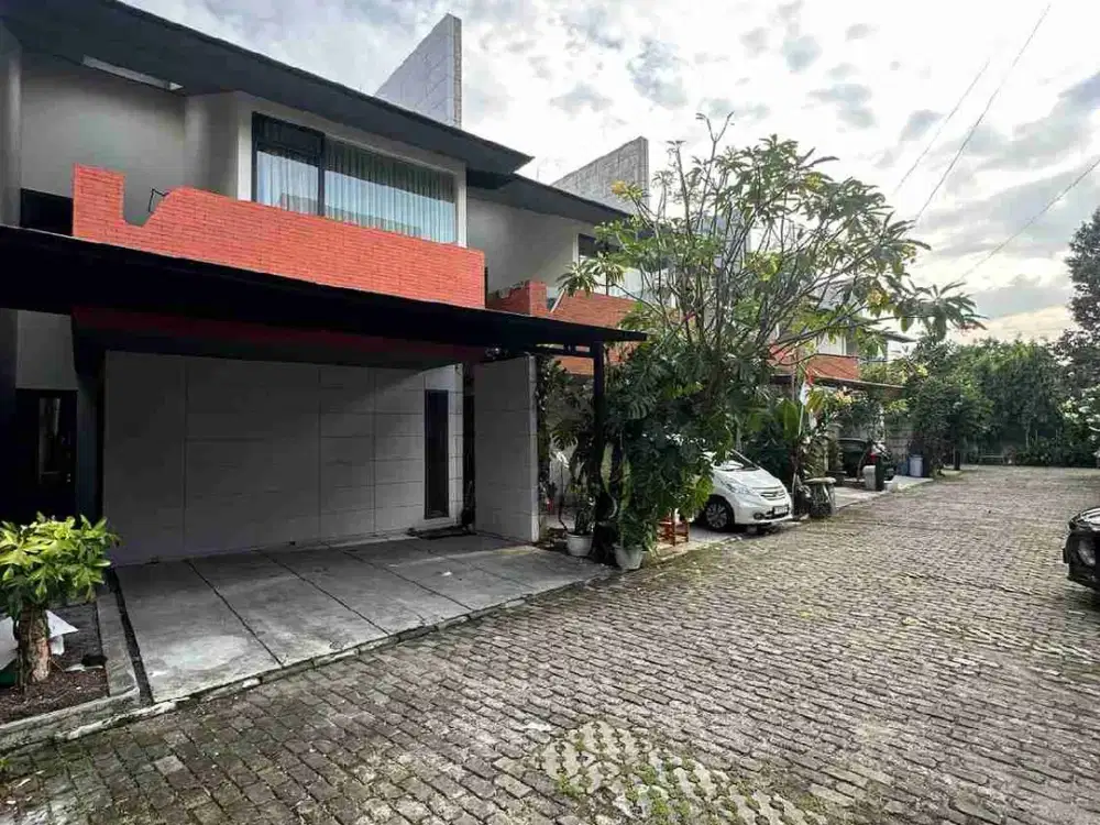 22-85 DIJUAL RUMAH DALAM TOWNHOUSE DI JAGAKARSA JAKARTA SELATAN  SHM  Luas tanah 80m  Luas bangunan 94m  Kamar Tidur 3 Kamar Mandi 3 2 lantai Listrik