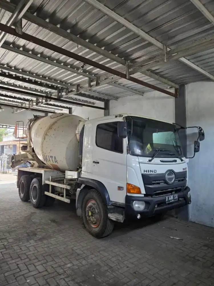Truck mixer Hino lohan tahun 2016