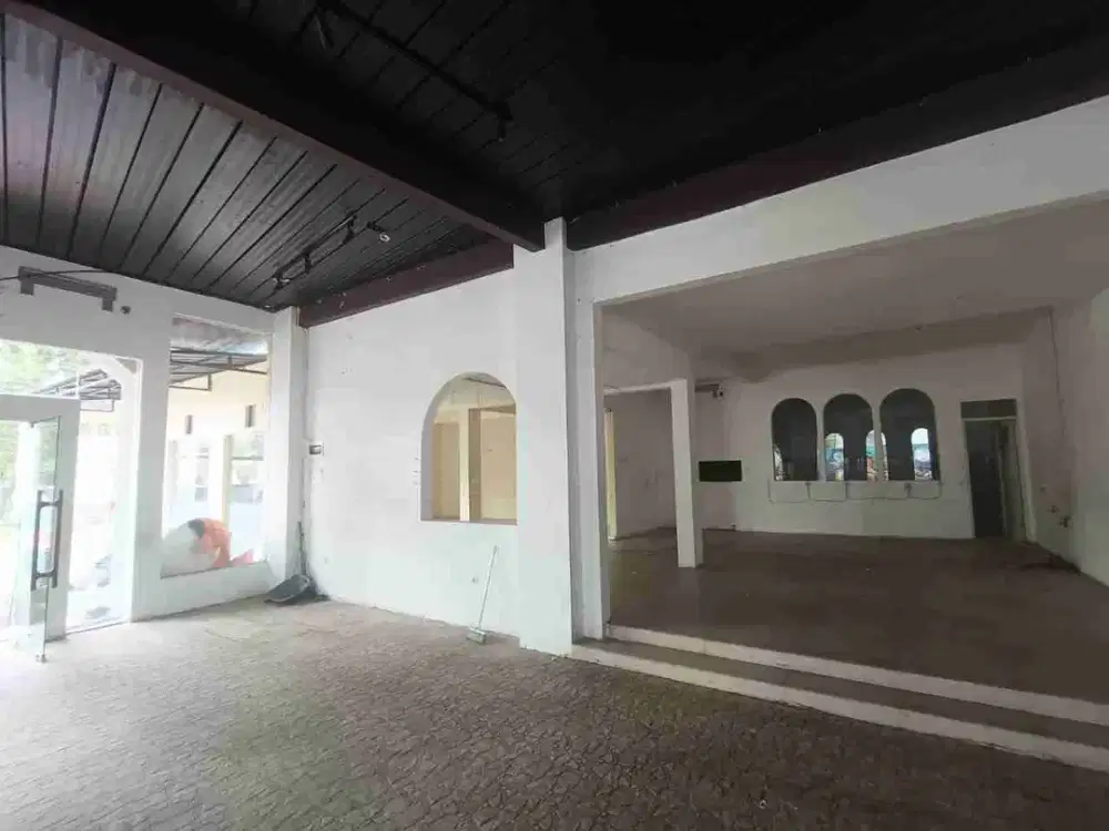 DI SEWAKAN RUANG USAHA SEMI FURNISH DI PETOGOGAN KEBAYORAN BARU JAKARTA SELATANSHM luas tanah 800 m²luas bangunan 450 m²listrik sekarang baru di turun
