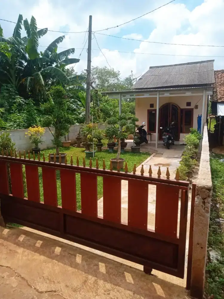 Rumah halaman lega dekat pasar Setu Bekasi