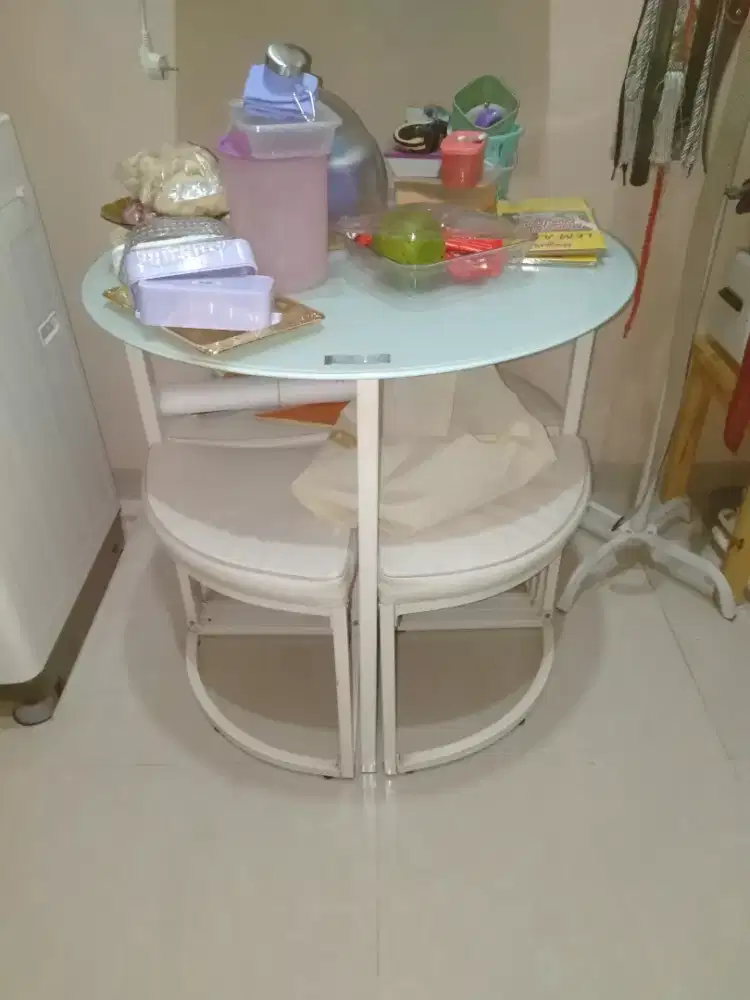 Meja makan informa