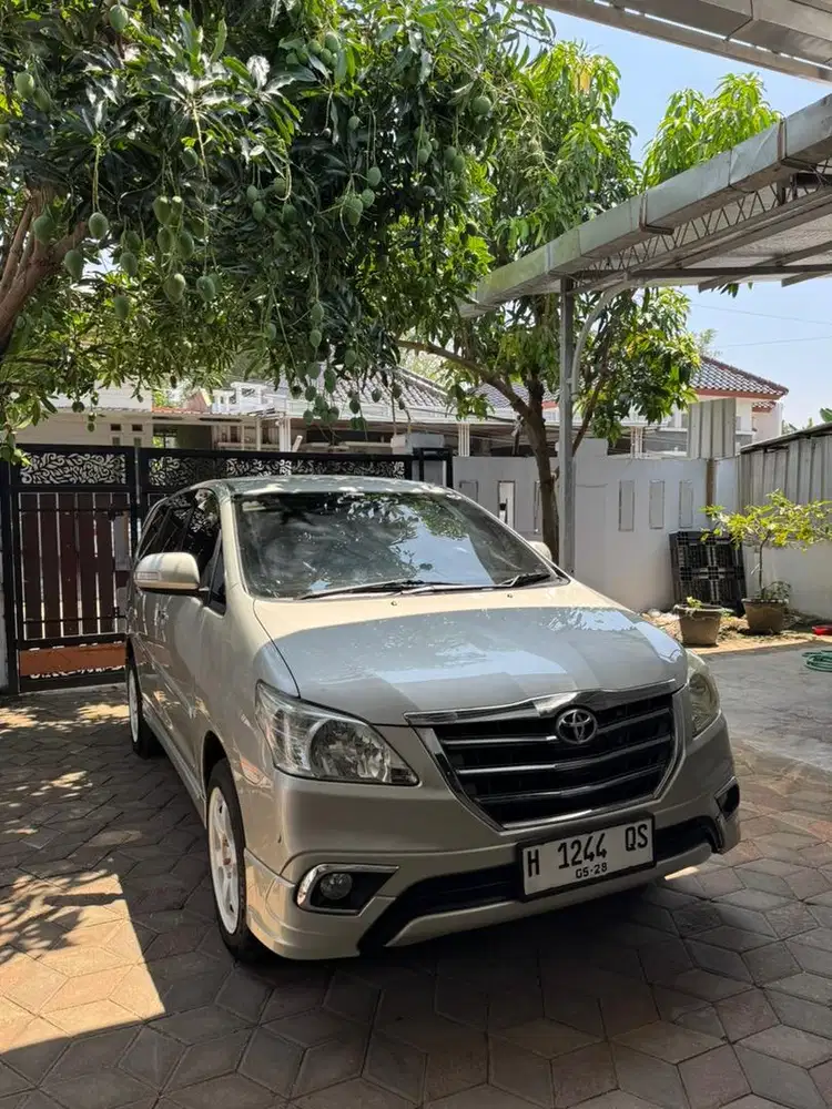 Innova 2014 V Luxury 2.0 MT Barong