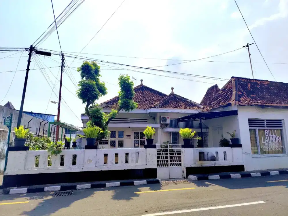 Rumah pojok strategis luas tanah 255m2 jl.gajahmada Pakualam Yogya