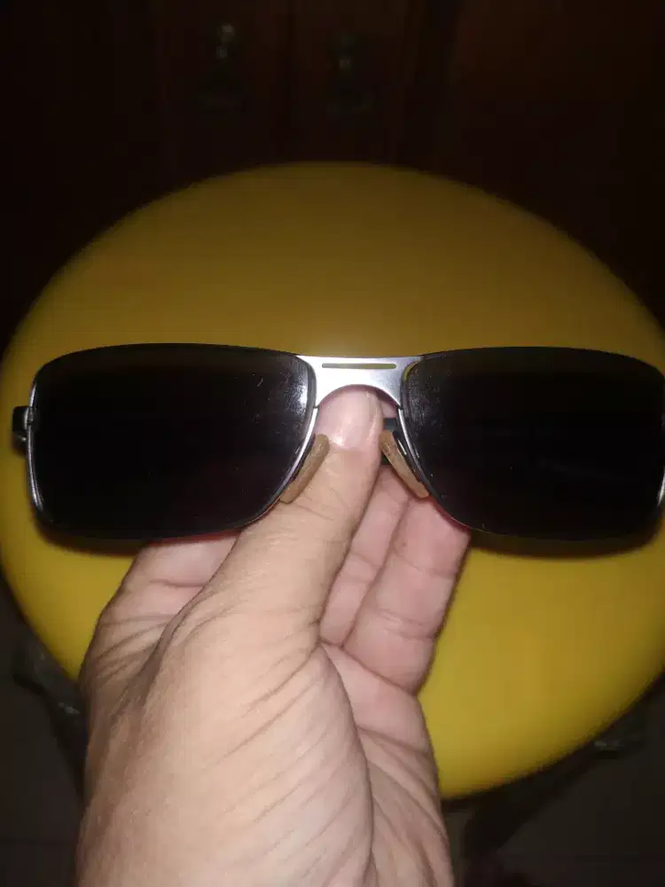 Kacamata Hitam sporty