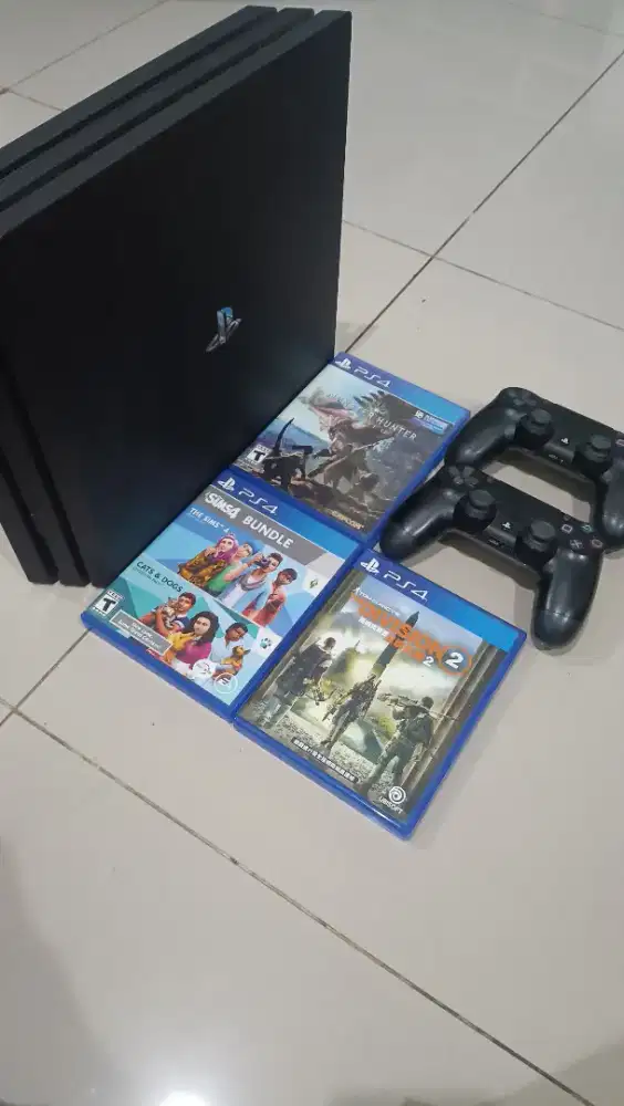 PS4 Pro Second
+ 2 Controller + 3 Disc Game