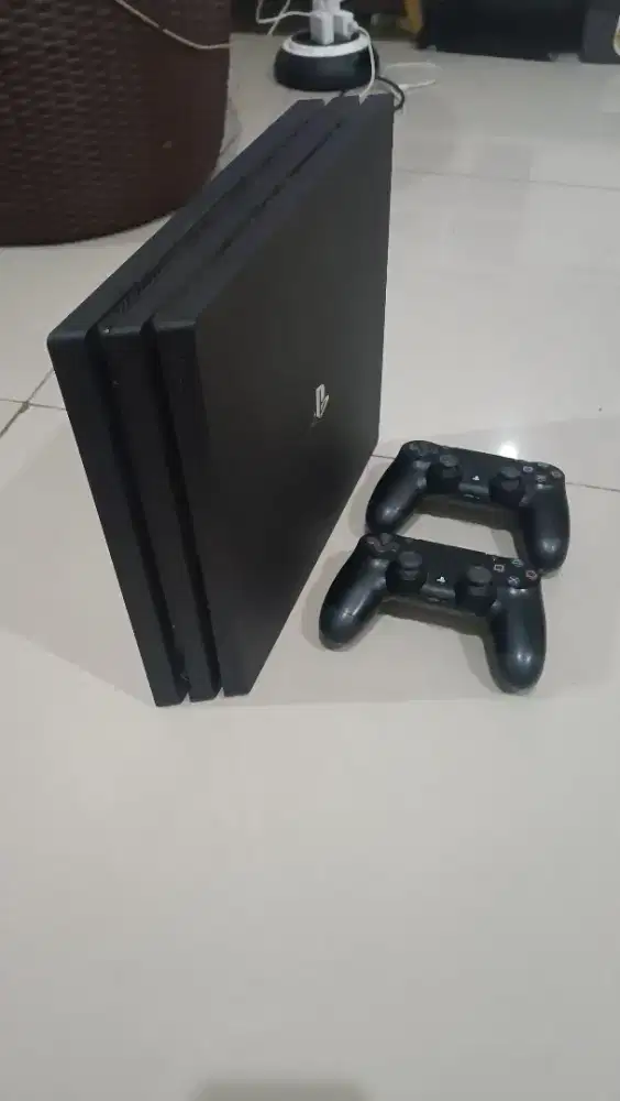 PS4 Pro Second
+ 2 Controller