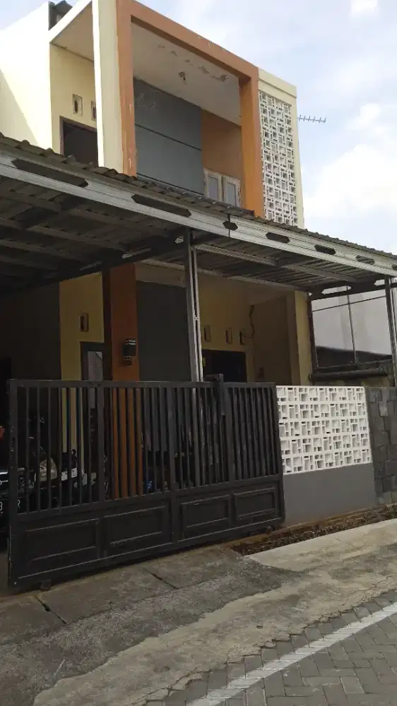 JUAL RUMAH 2 LANTAI HANYA 625 JT Nego