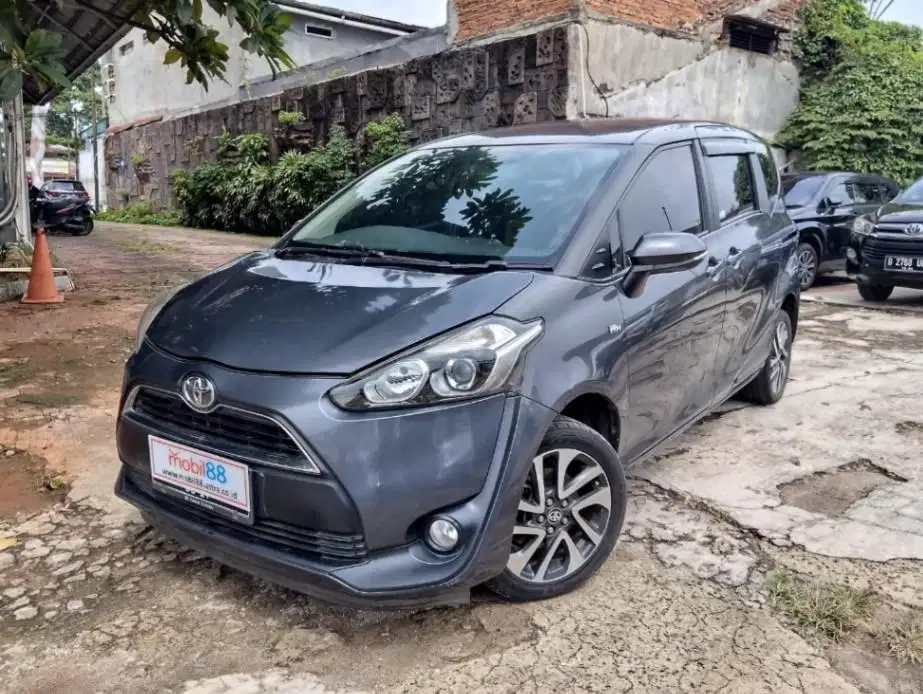 Pajak Panjang Toyota Sienta  1.5 V Bensin-MT 2017 Abu-Abu