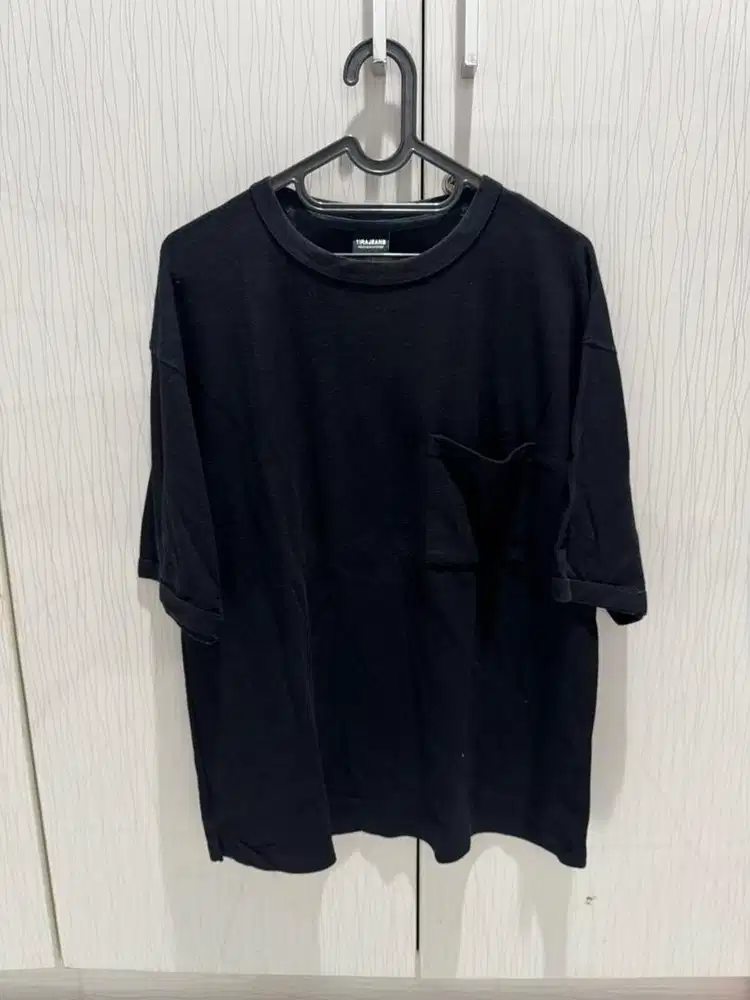 Kaos Polos Pria Hitam Lengan Pendek Size L Merk Tirajeans