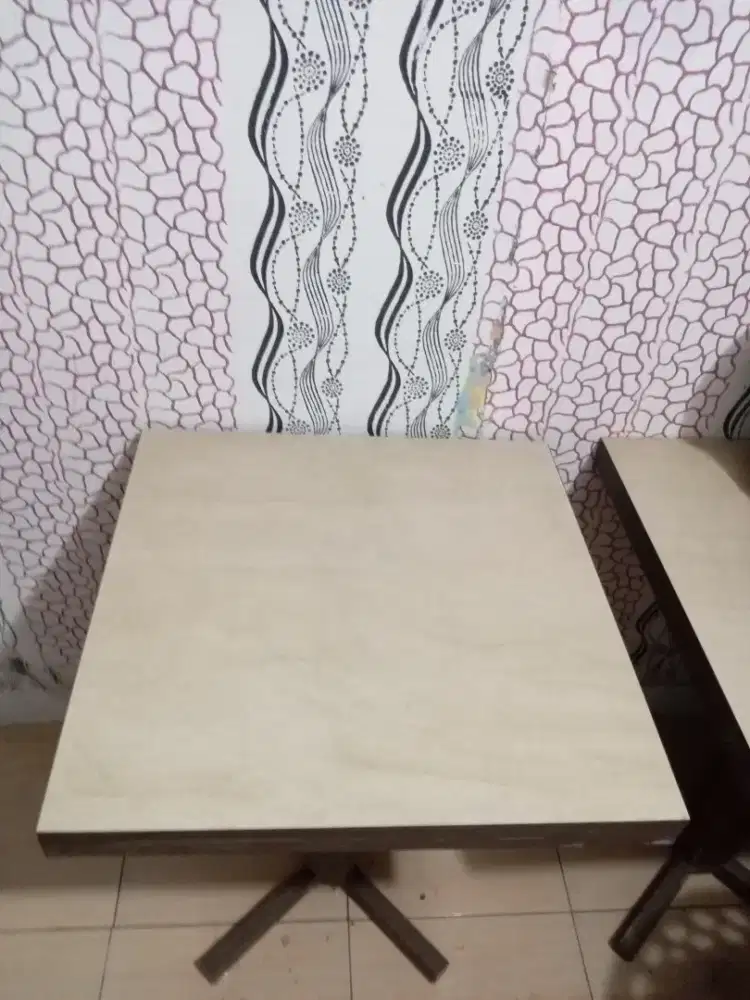 meja petak ada 2 pcs