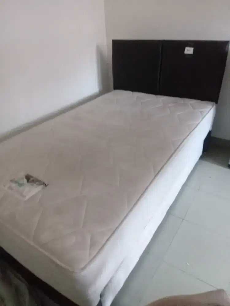 Jual tempat tidur masih seperti baru