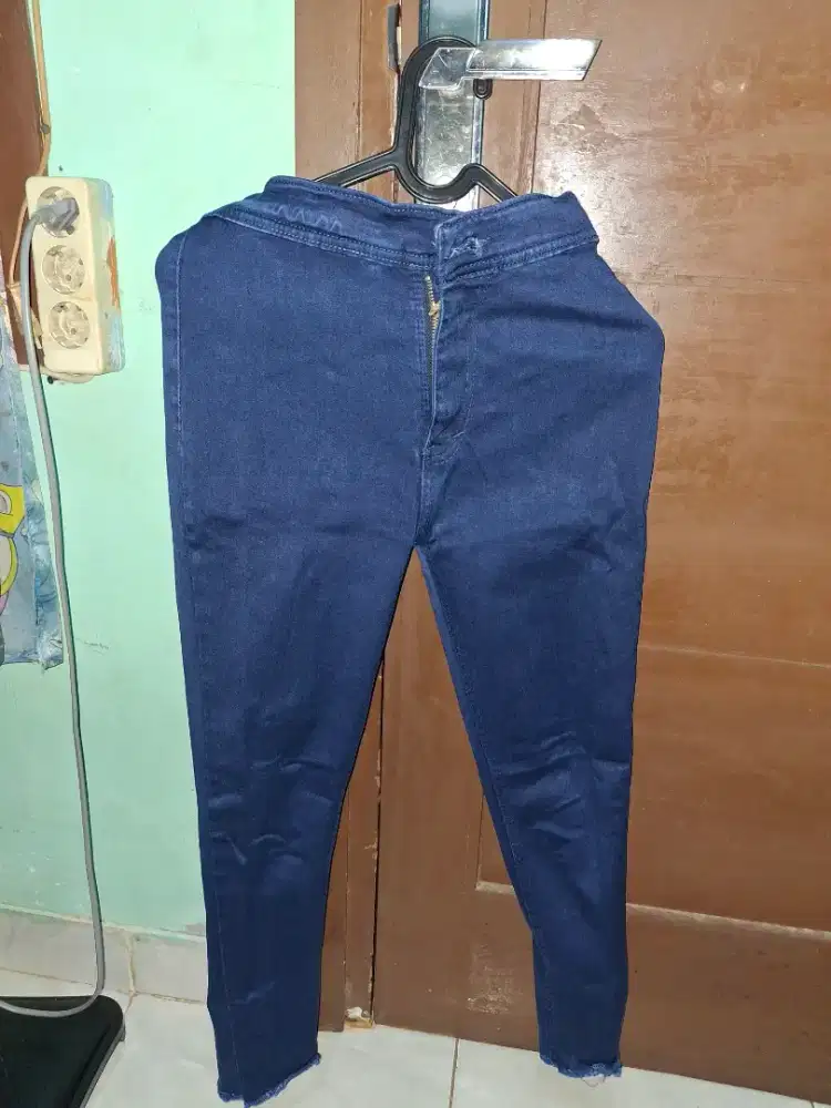 Celana lepis bekas
