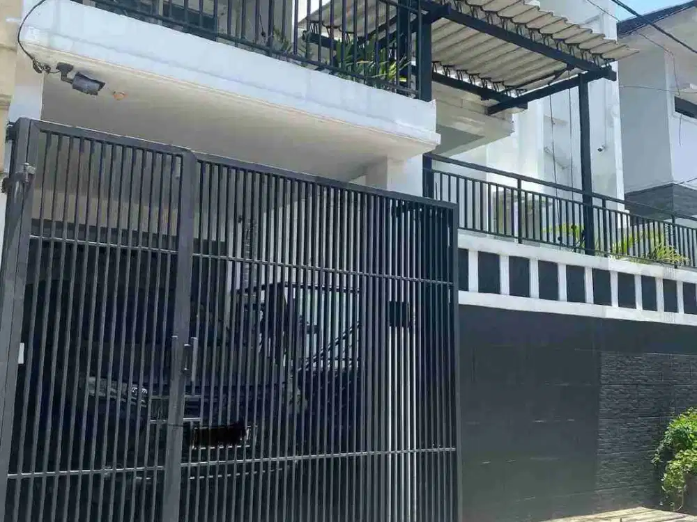 Dijual rumah baru renovasi 3 lantai LT 216 LB 212 semifurnished bebas banjir di Galaxy