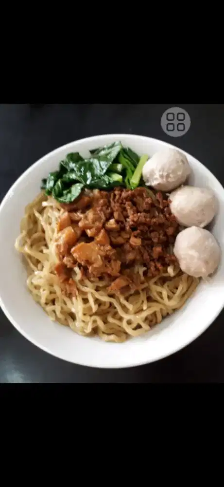 Karyawan restoran bakmi rebus mie dan helper