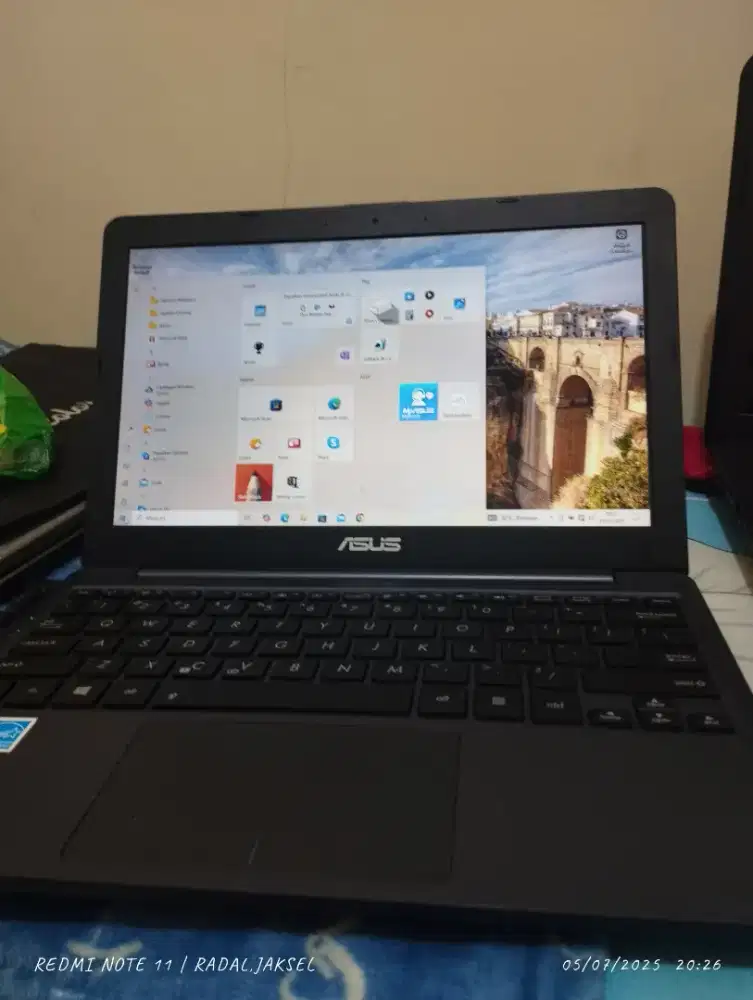 Laptop Asus dan laptop Hp 1000