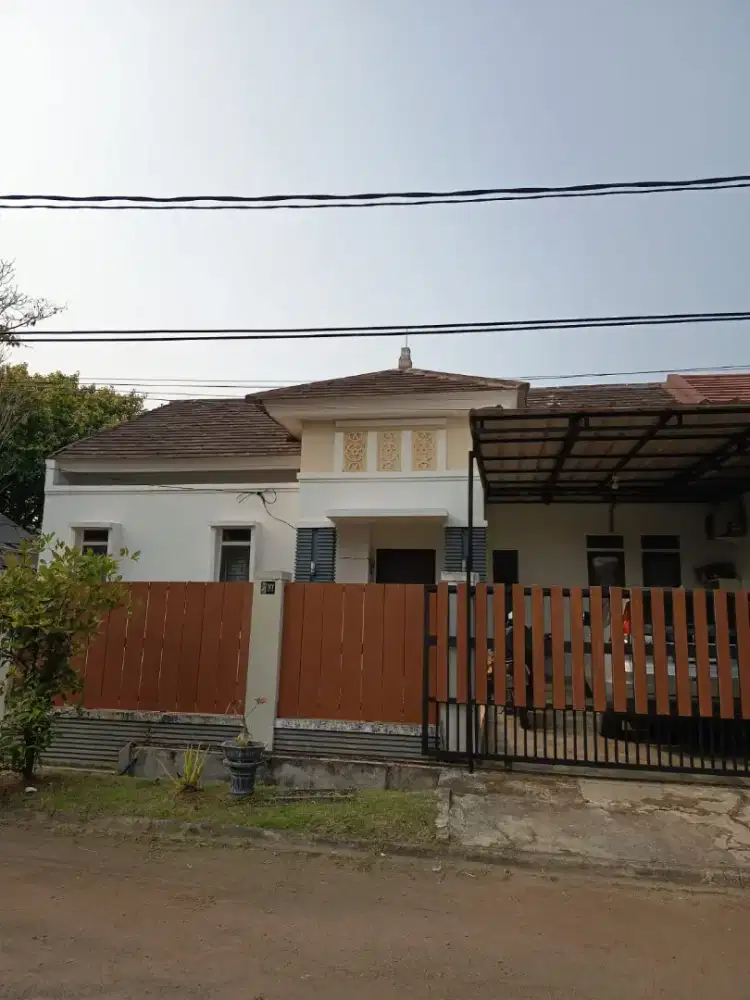 Rumah Hook Luas 350m² dengan Taman & Lokasi Strategis, Siap Huni!