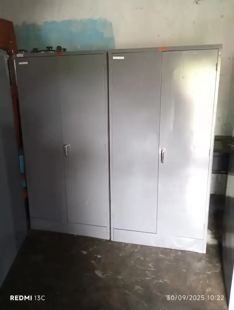 Lemari arsip besi