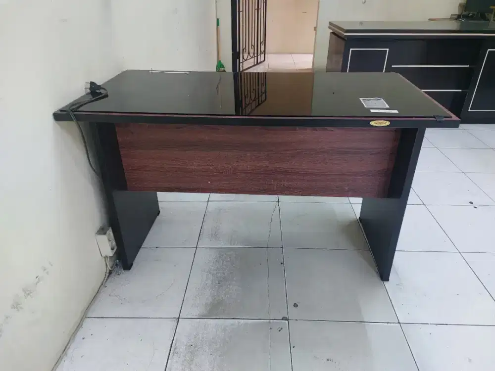 Dijual Meja Kantor bahan kayu atas kaca
