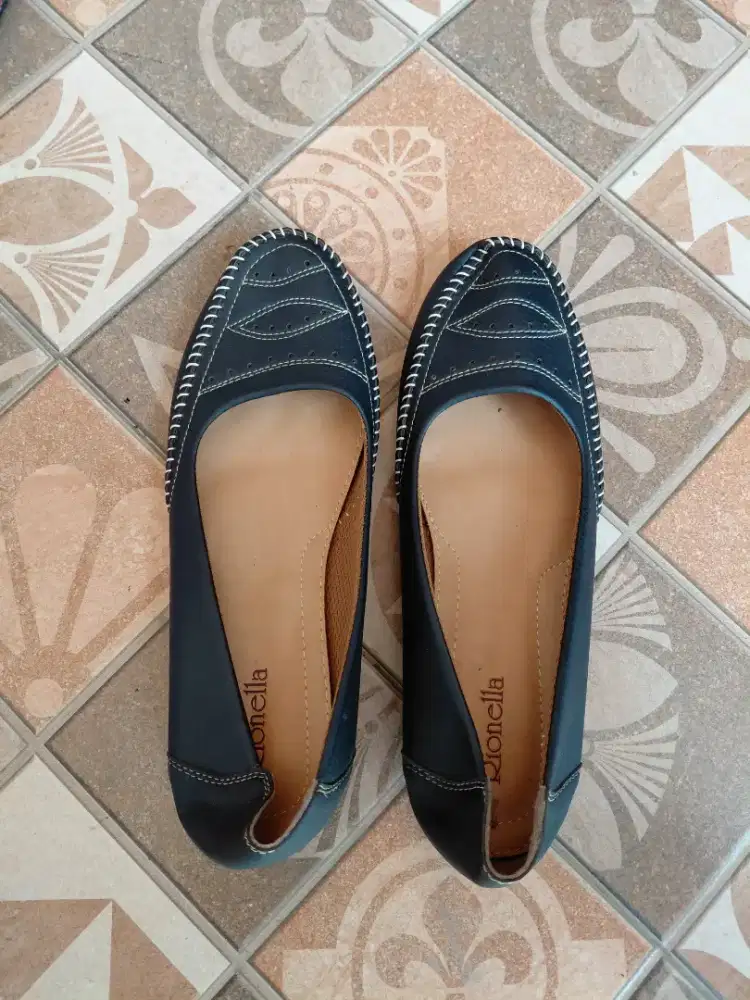Jual.sepatu wanita bahan kulit merk Rionella size 40..kondisi bagus
