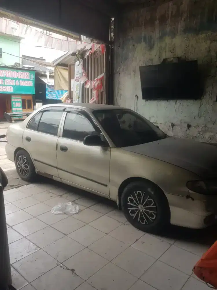 Mobil sedan Hyundai Accent