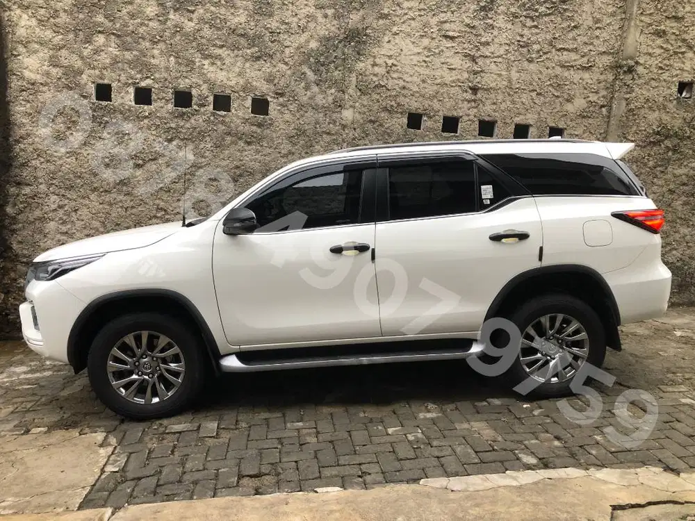 Dijual SUV Toyota Fortuner diesel VRZ 2.8 Putih 2022 tinggal pakai!