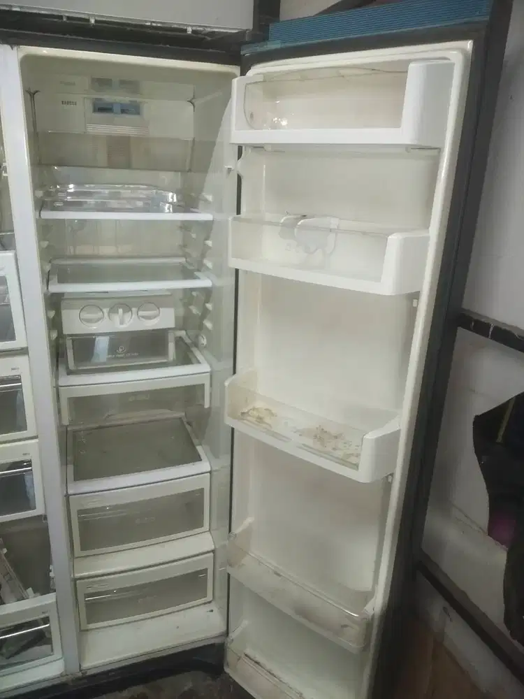 Kulkas lemari es pendingin dan pembeku es side bay side merk LG
