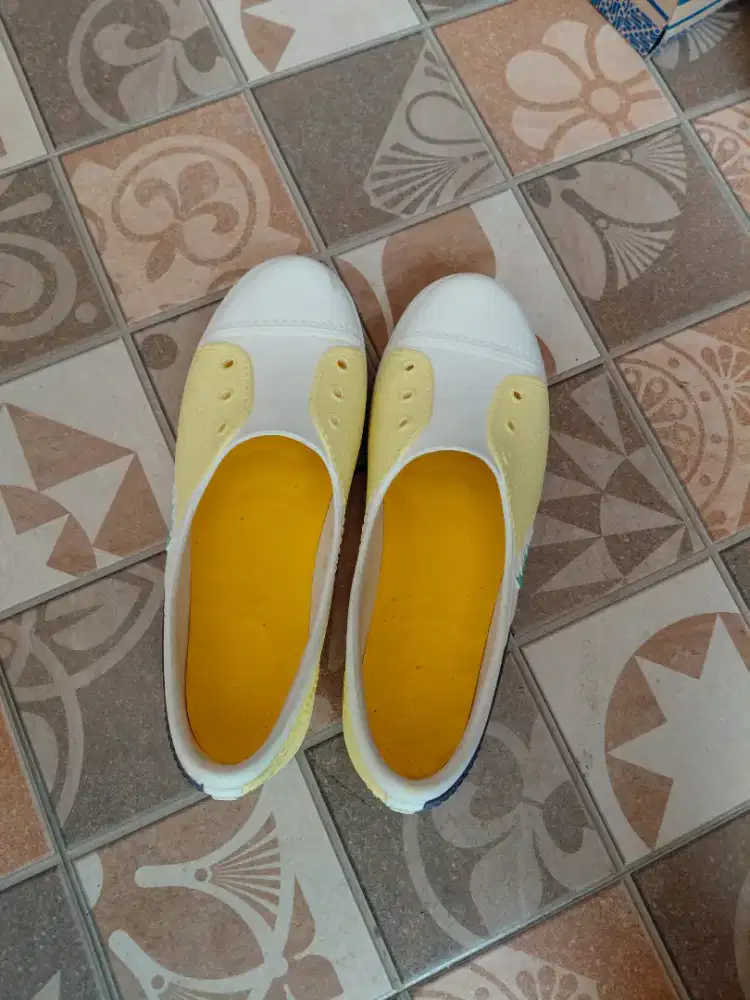 Jual sepatu wanita size 40 - 41 merk kornya kondisi bagus ala korea