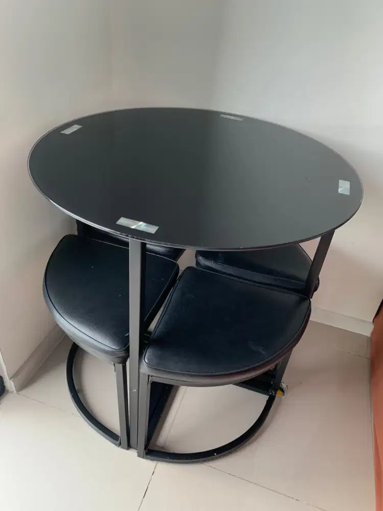 Meja Makan Informa Hitam Bulat