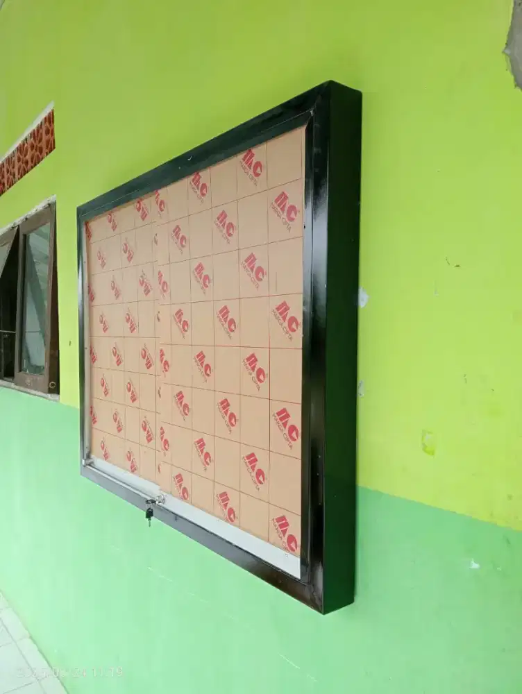 Mading besi Gantung