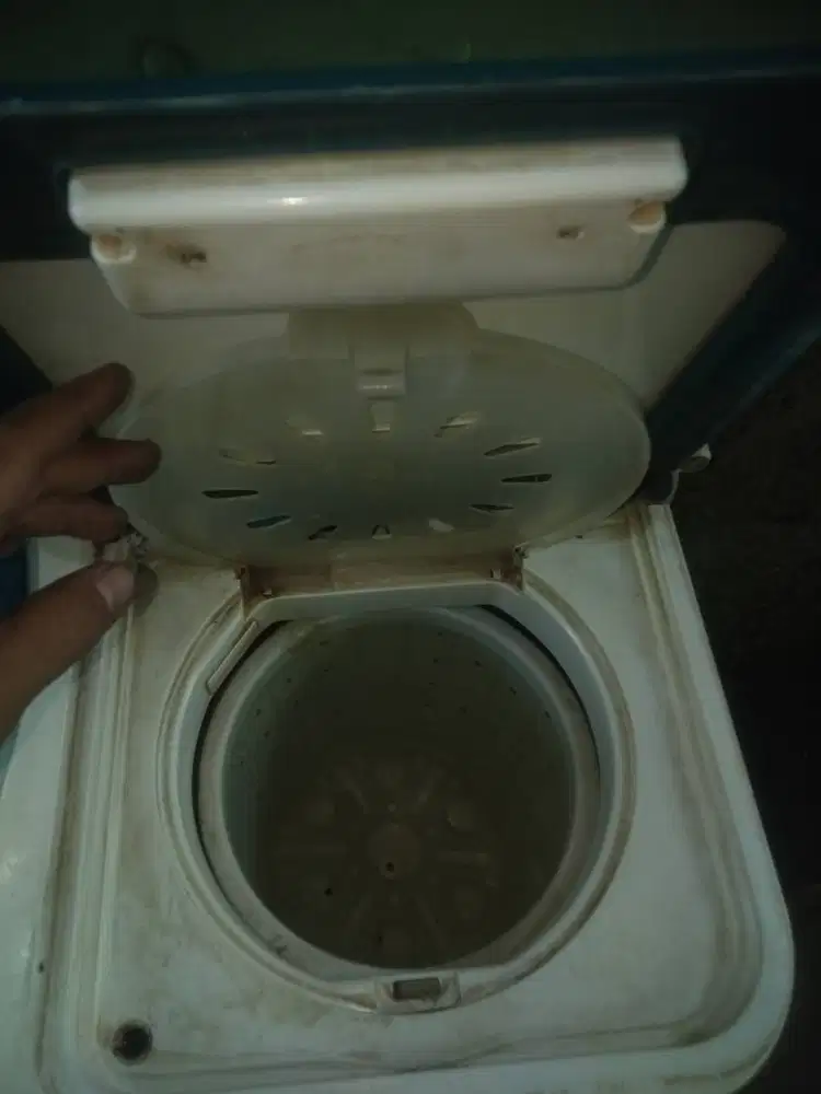 Mesin cuci dua tabung merk akira