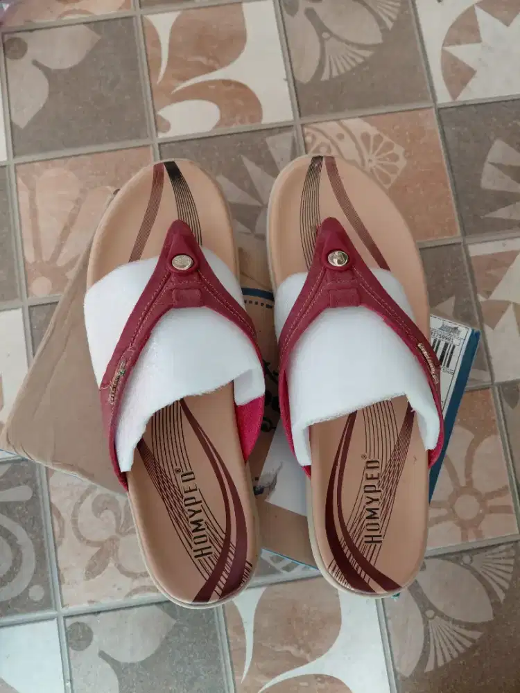 Jual sandal wanita merk homyped size 40 masih baru lengkap dengan dus