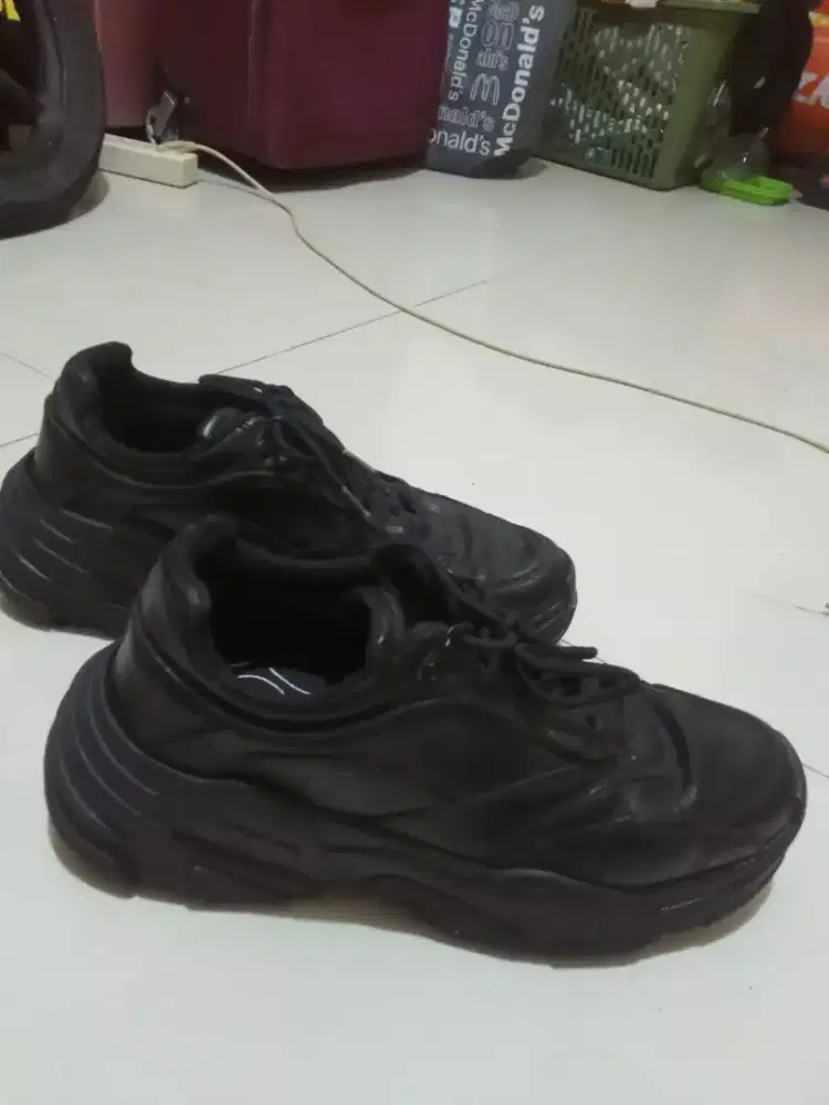 Sepatu Snekers bershka full black size44