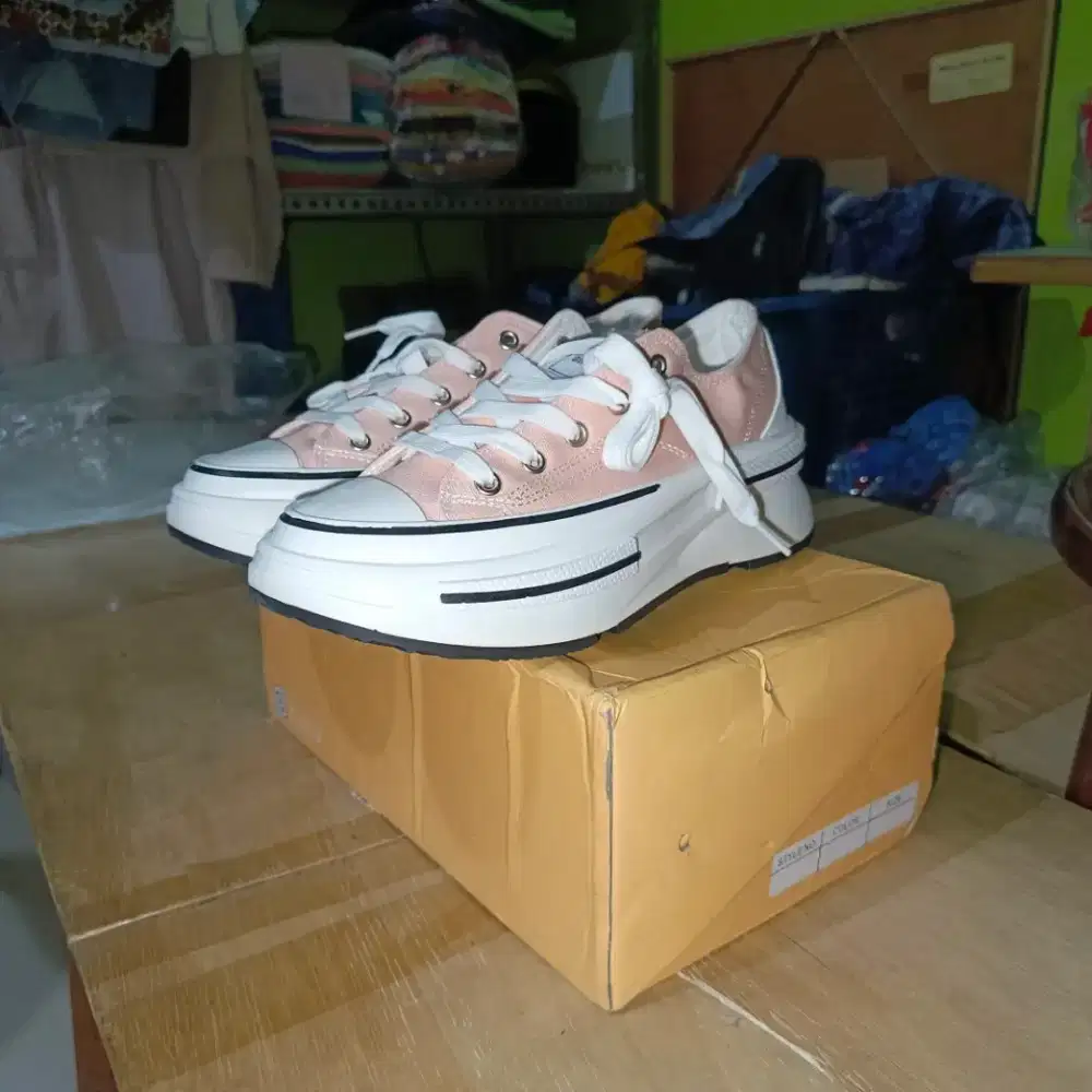 JUAL SEPATU SNEAKERS BARU