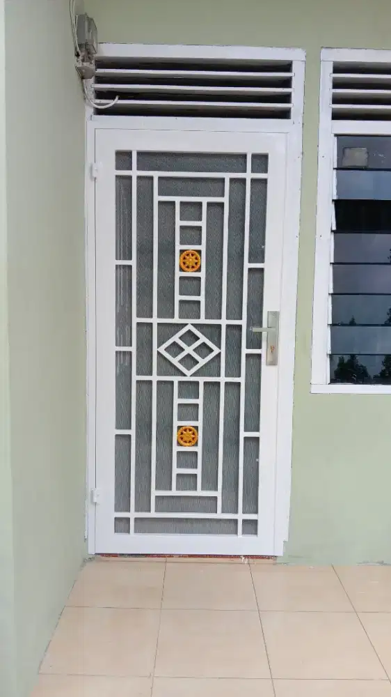 Pintu besi minimalis