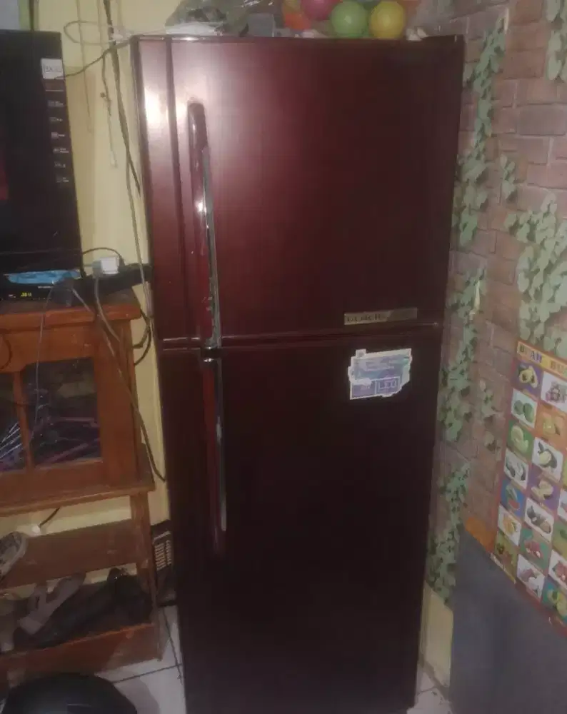 Kulkas toshiba 2 pintu masih normal banget super beku