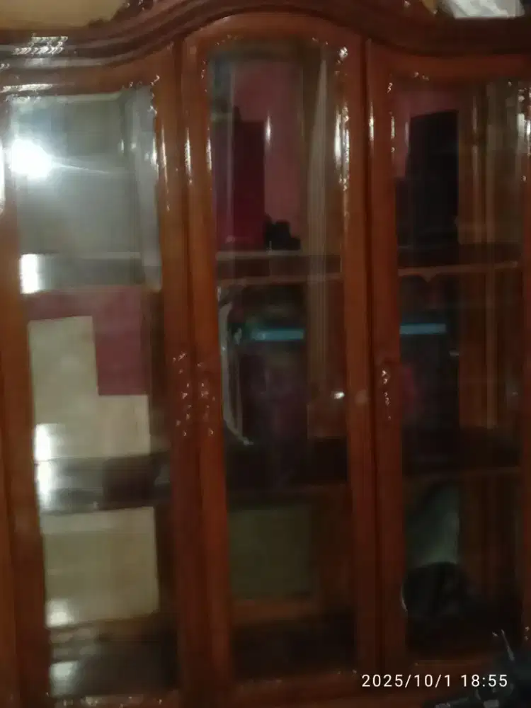 Lemari kaca kayu jati