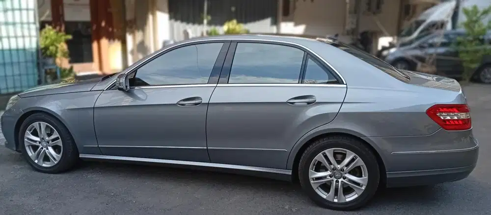 Mercedes-Benz E300 2011 Bensin